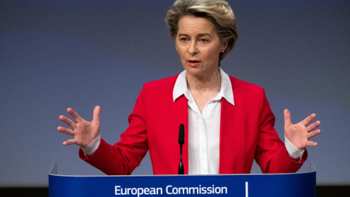 Ursula von der Leyen im roten Sakko am Rednerpult