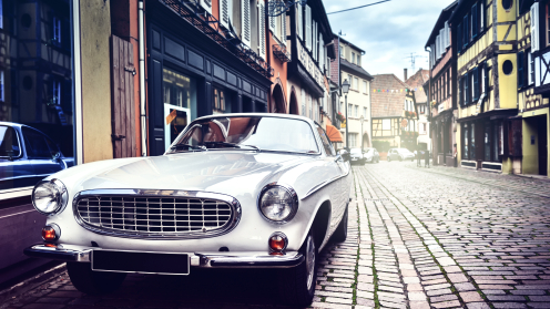 Ein weißer Old Timer in einer historischen Altstadt