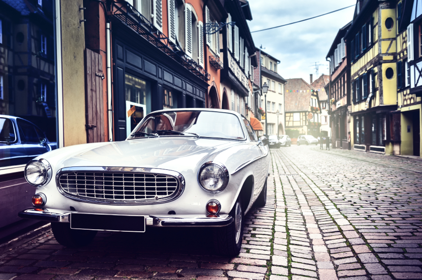 Ein weißer Old Timer in einer historischen Altstadt