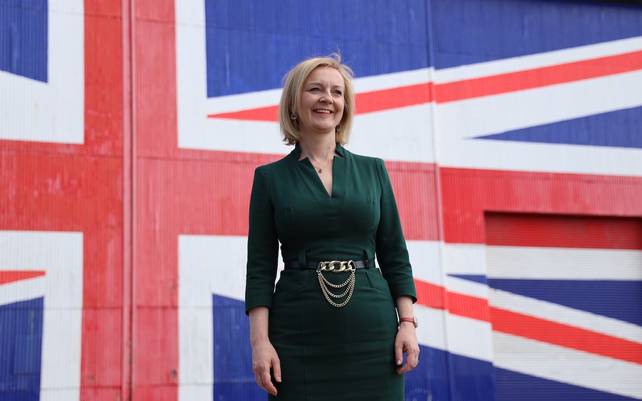 Liz Truss vor überlebensgroßer UK-Flagge