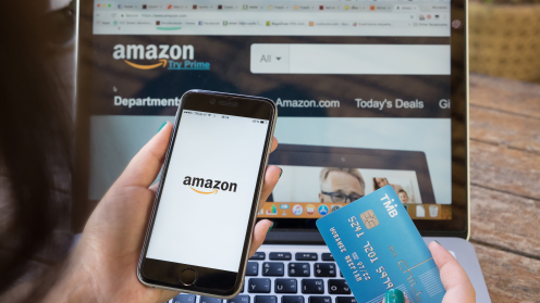Laptop und Smartphone mit Amazon geöffnet ud eine Kreditkarte