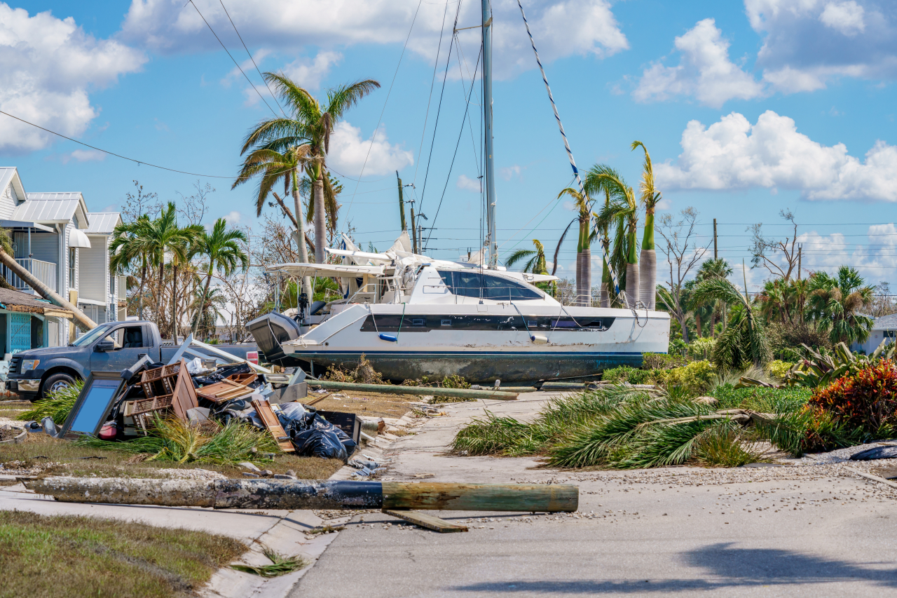 Florida zerstört durch Hurrikan Ian nur ein Boot mittendrin ist heil geblieben