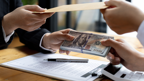 Hände Tauschen Geld und einen Umschlag aus