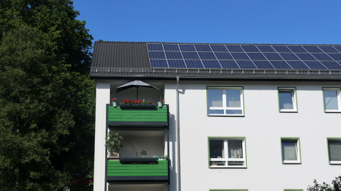 Älteres Mehrfamilienhaus mit Solardach