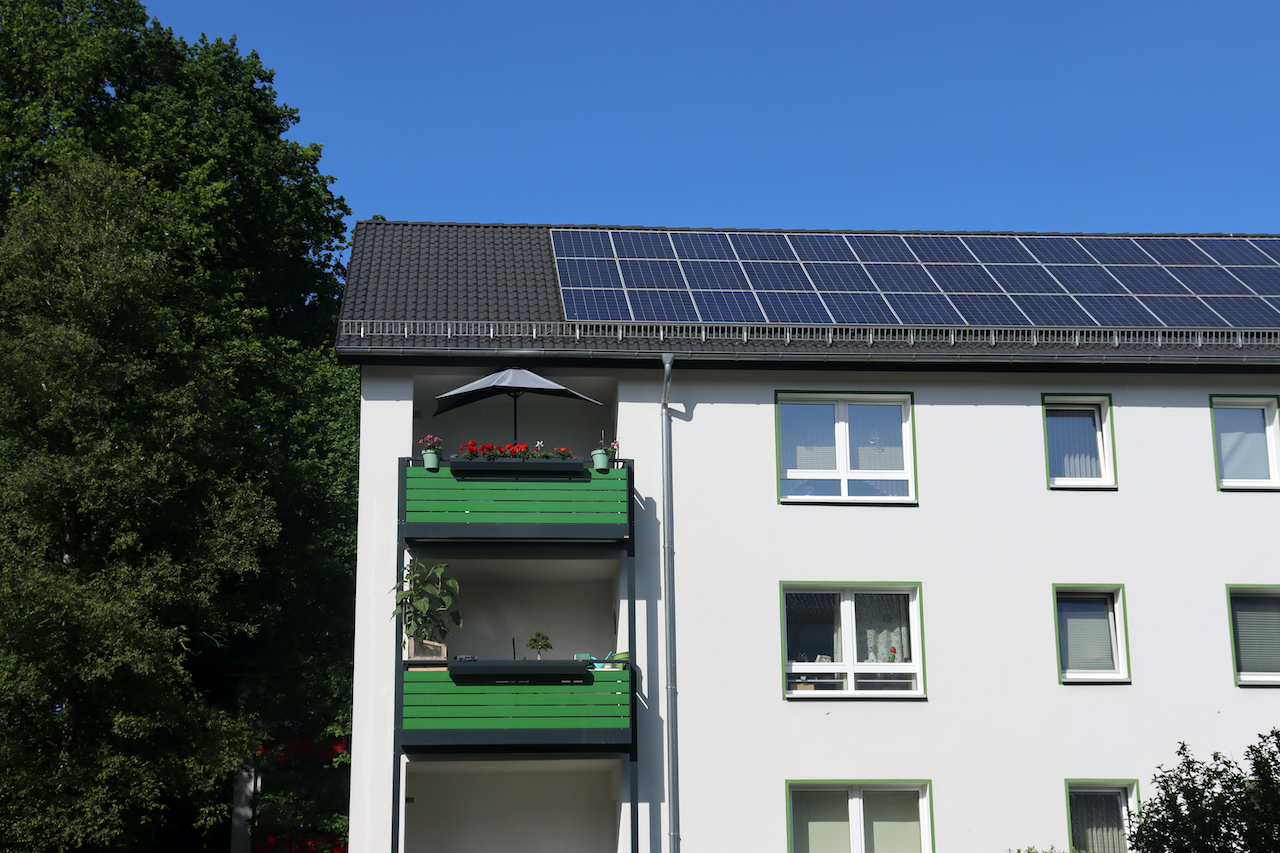 Älteres Mehrfamilienhaus mit Solardach