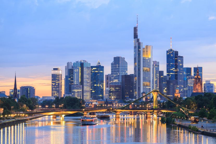 Sicht auf die Skyline von Frankfurt am Main bei Abenddämmerung
