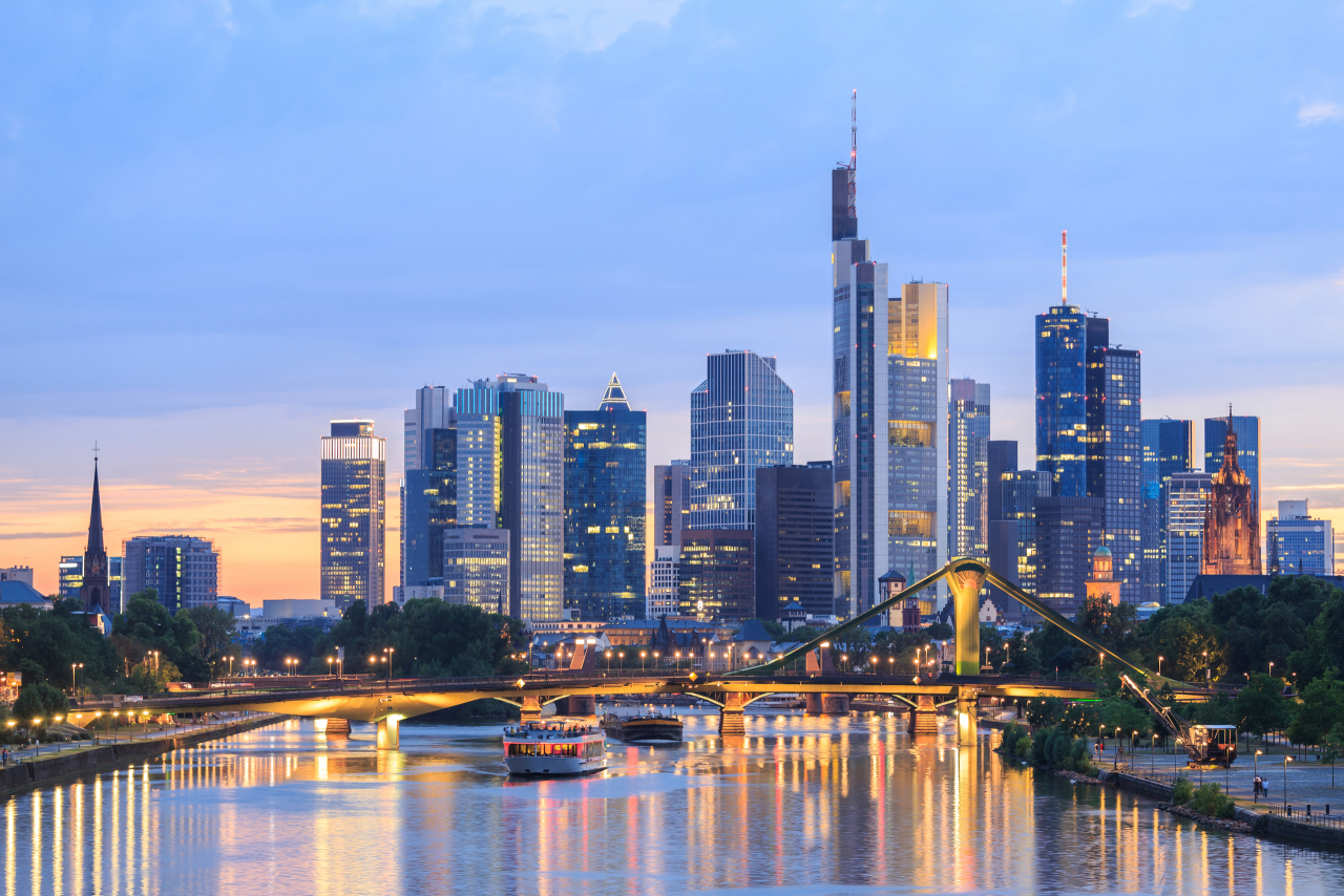 Sicht auf die Skyline von Frankfurt am Main bei Abenddämmerung