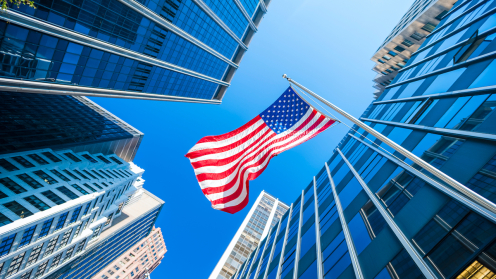 US-Flagge zwischen Bürohochhäusern