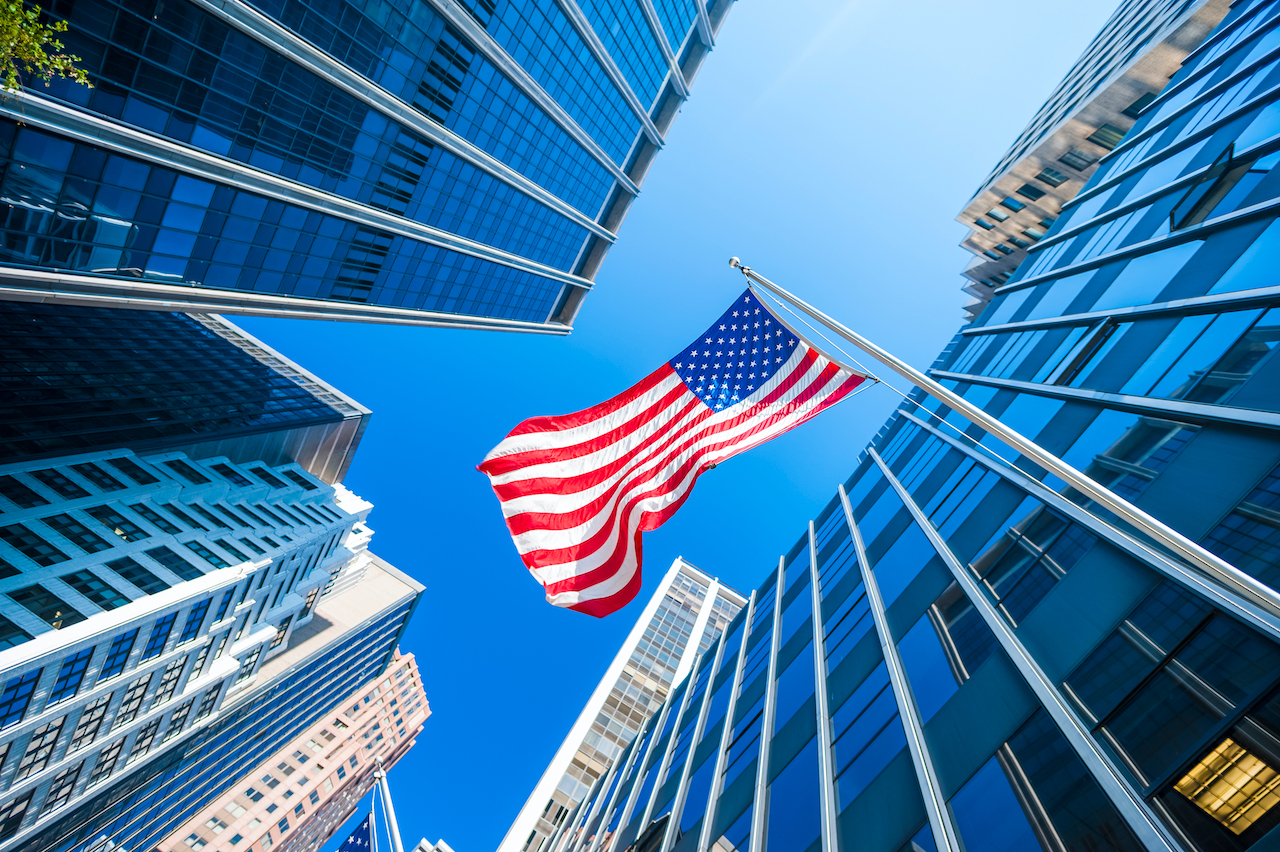 US-Flagge zwischen Bürohochhäusern