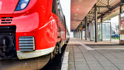 DB-Regiozug im Bahnhof