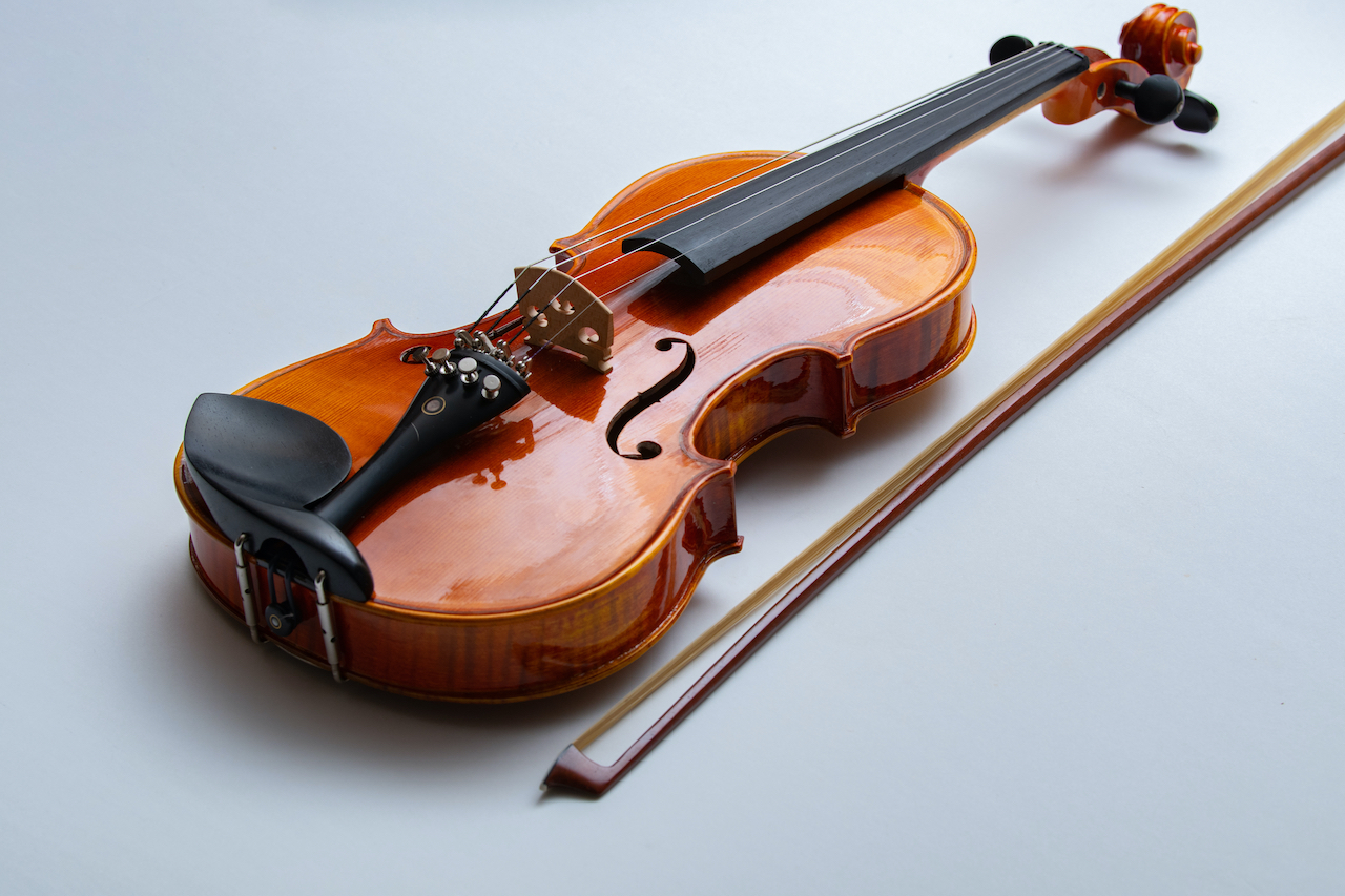 Geige mit daneben liegendem Bogen