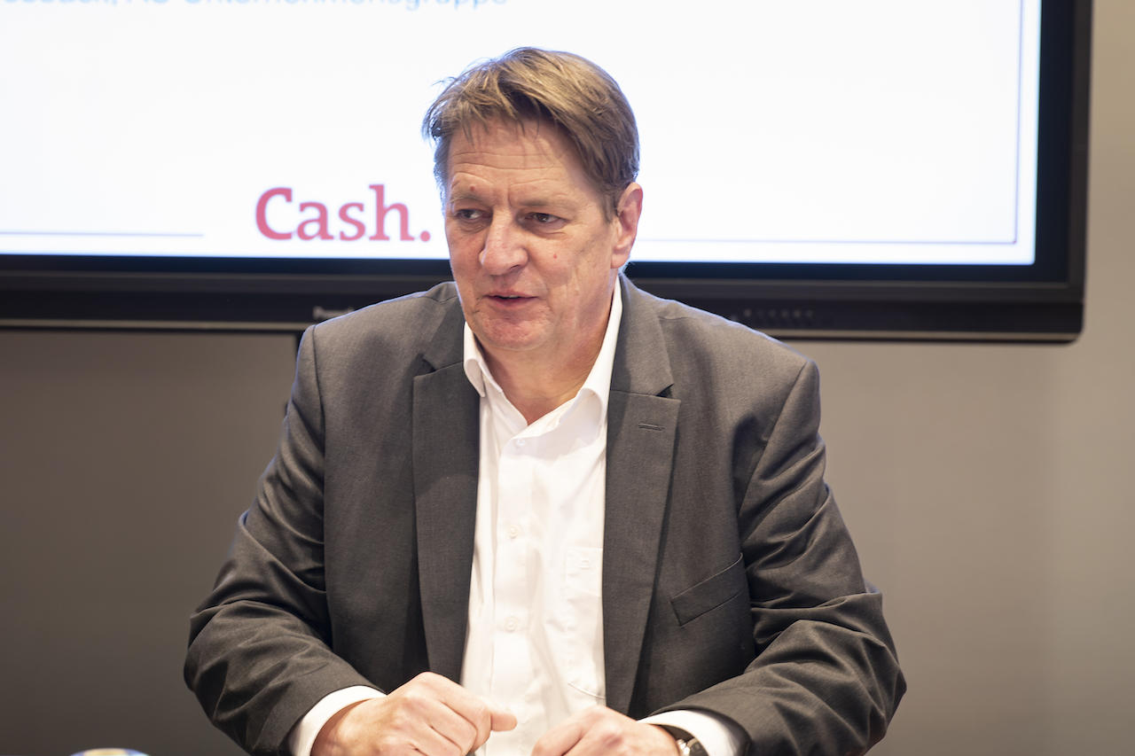 Stefan Löwer auf dem Cash. Branchengipfel