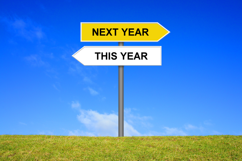 Wegweiser, einer zeigt nach links mit der Aufschrift this year, der andere nach rechts mit der Aufschrift next year