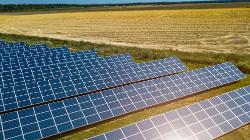 Solaranlagen neben einem Feld