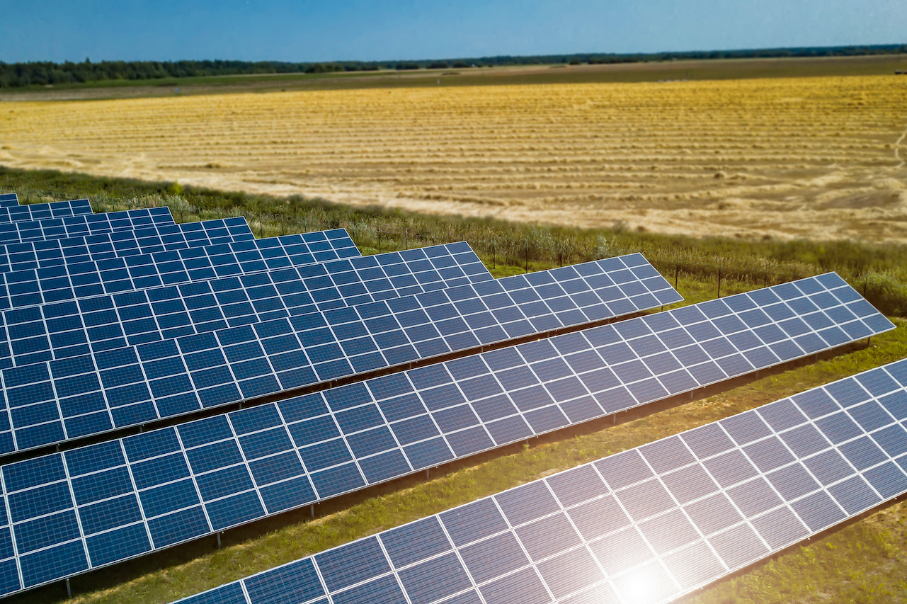 Solaranlagen neben einem Feld