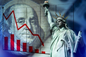 Fallende Aktienkurse auf US-Flagge neben der Freiheitsstatue