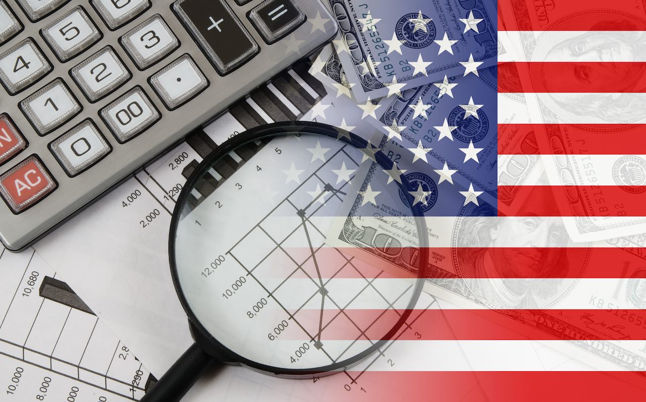 Collage aus US-Flagge, Taschenrechner und Umsatzkurve