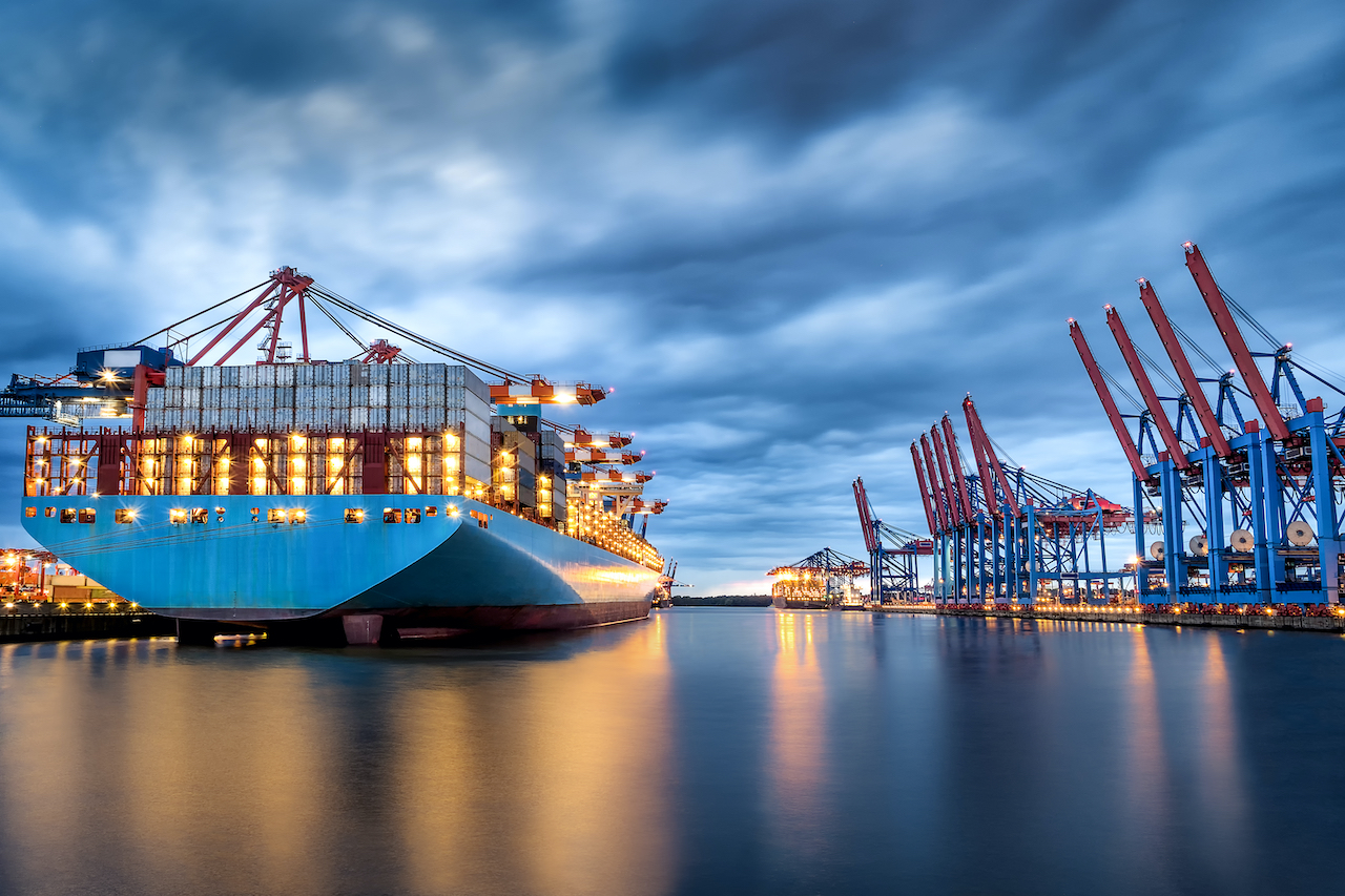 Containerschiff im Hafen