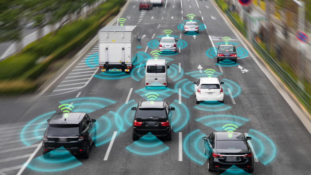 Autos auf der Autobahn mit angedeuteten Strahlen um die Autos