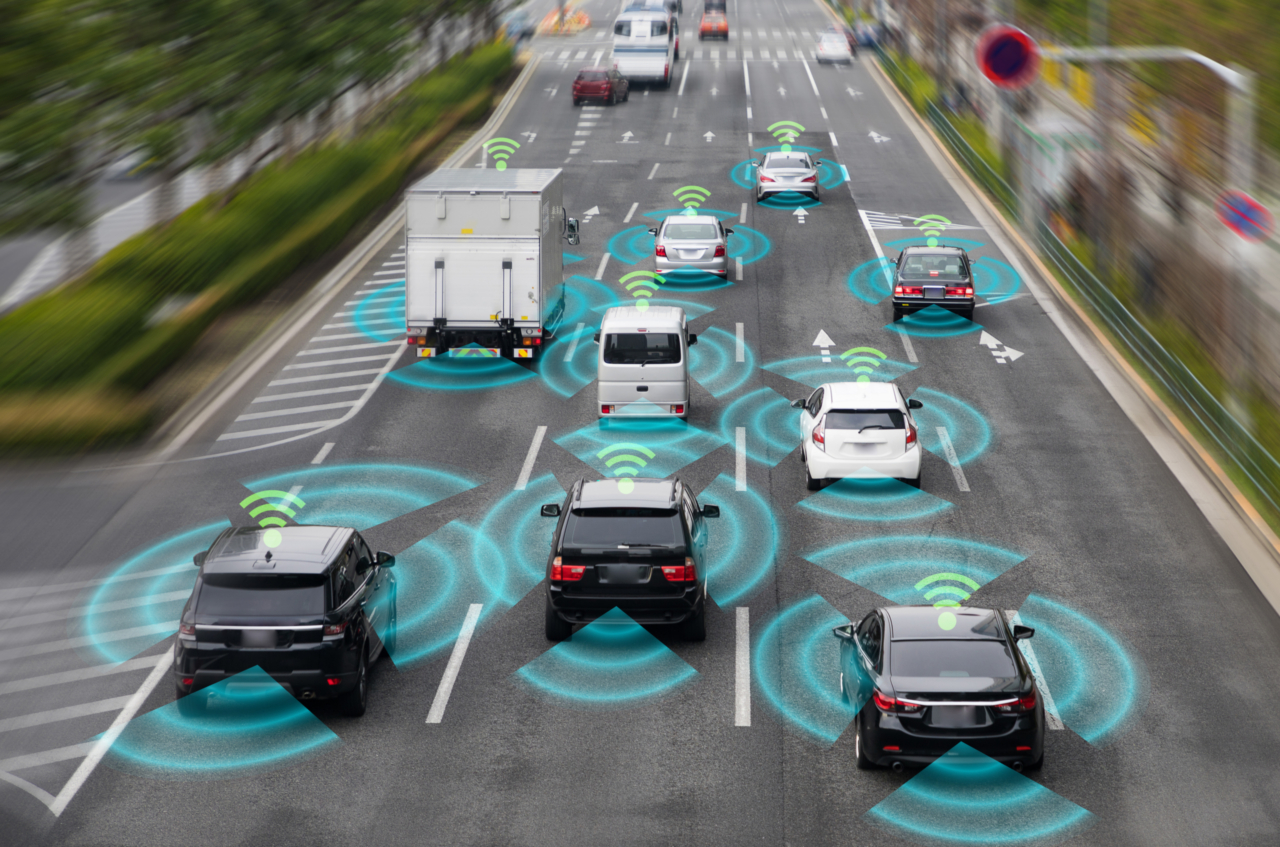 Autos auf der Autobahn mit angedeuteten Strahlen um die Autos
