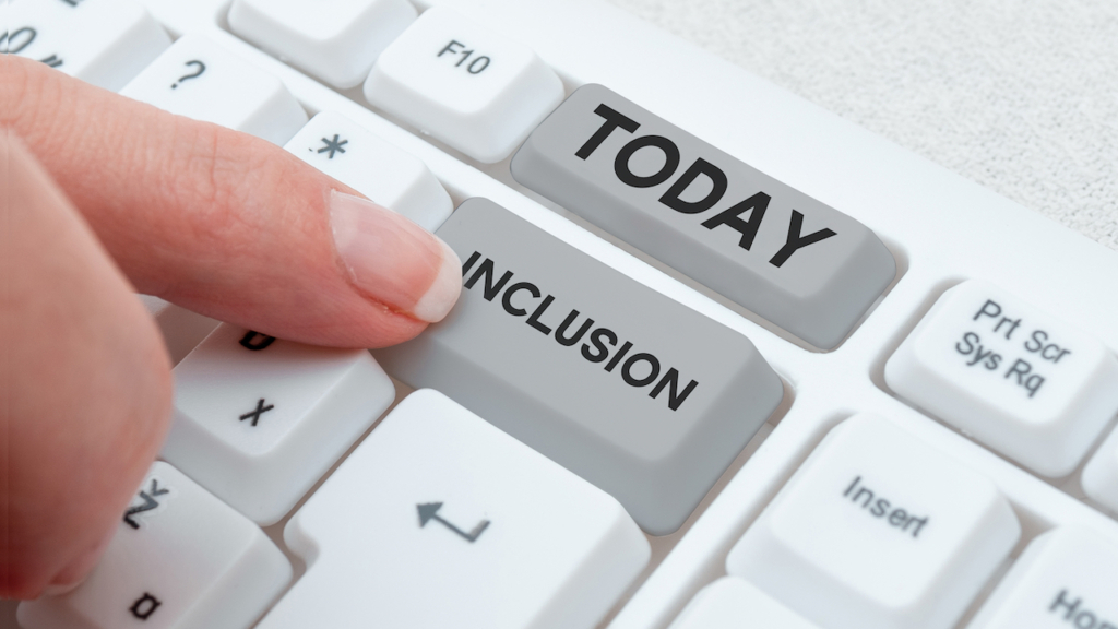 Ein Finger zeigt auf eine Tastatur mit den Tasten Inclusive und Today