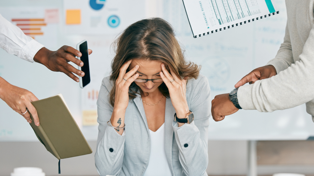 Gestresste Frau am Arbeitsplatz