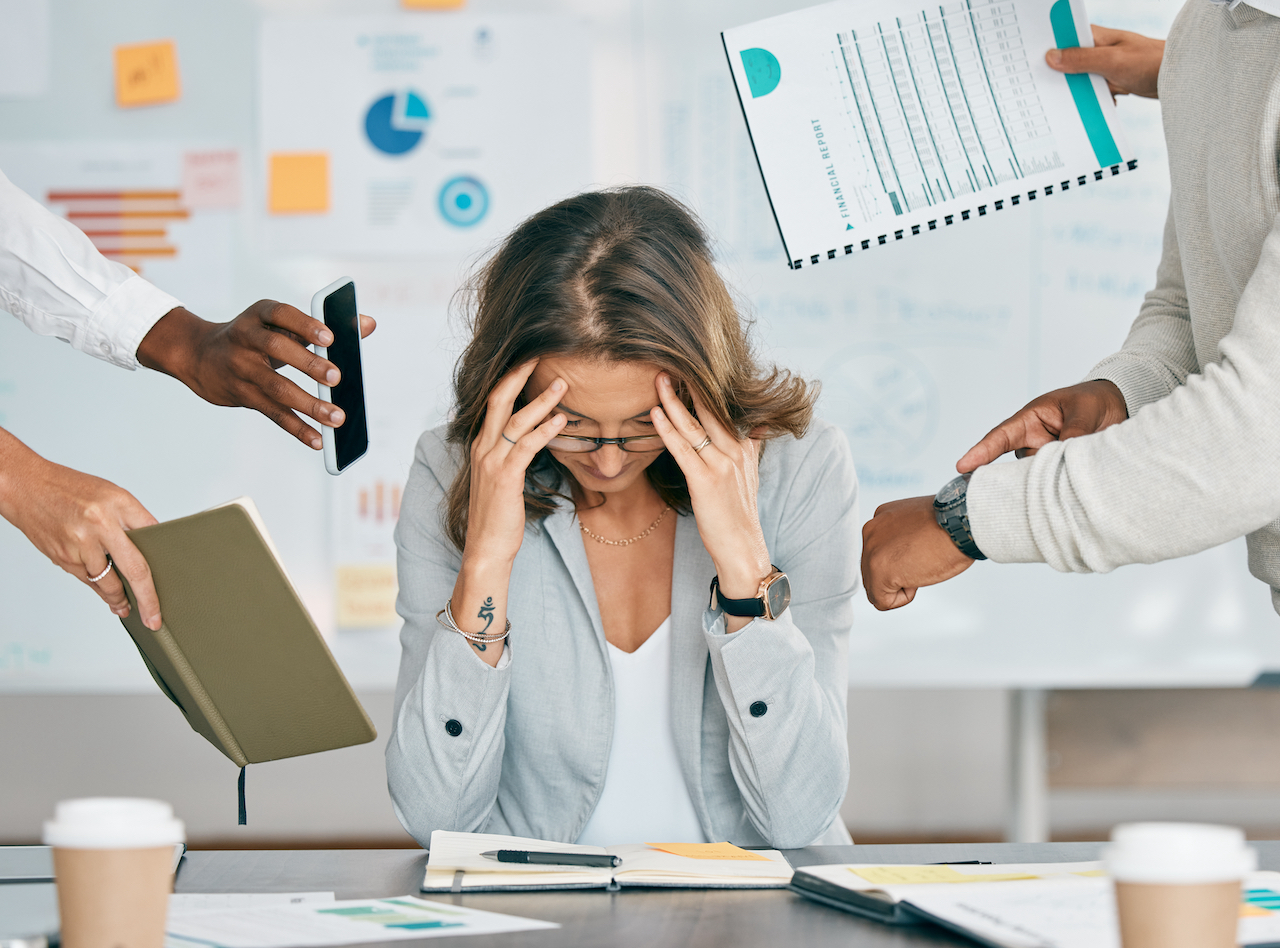 Gestresste Frau am Arbeitsplatz