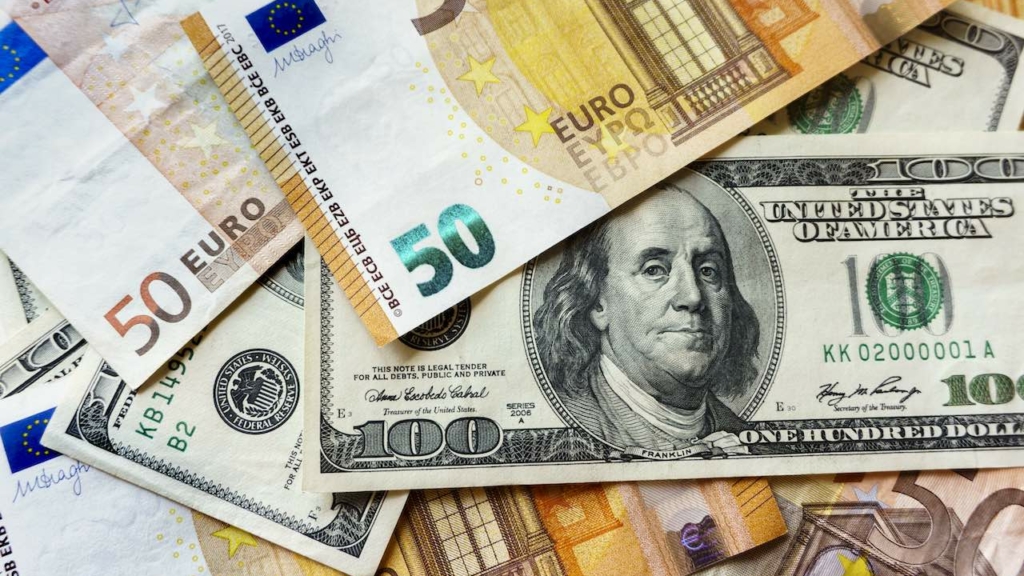 Euroscheine, die auf der Dollar-Note liegen.