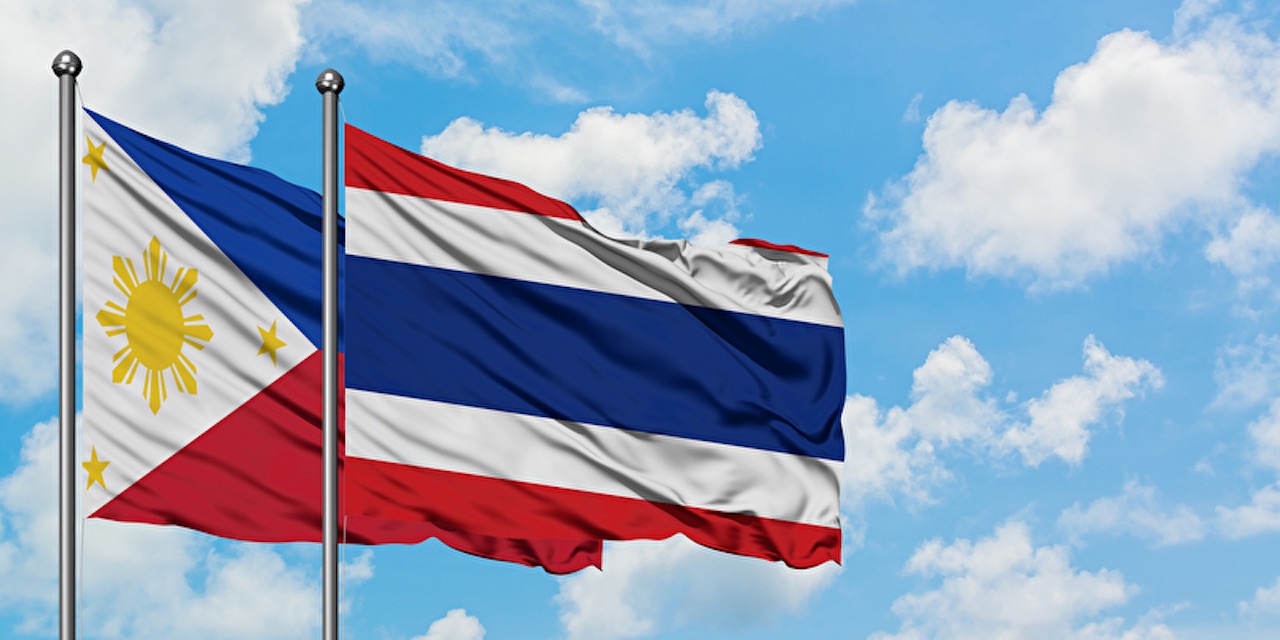 Thailändische und philippinische Flaggen