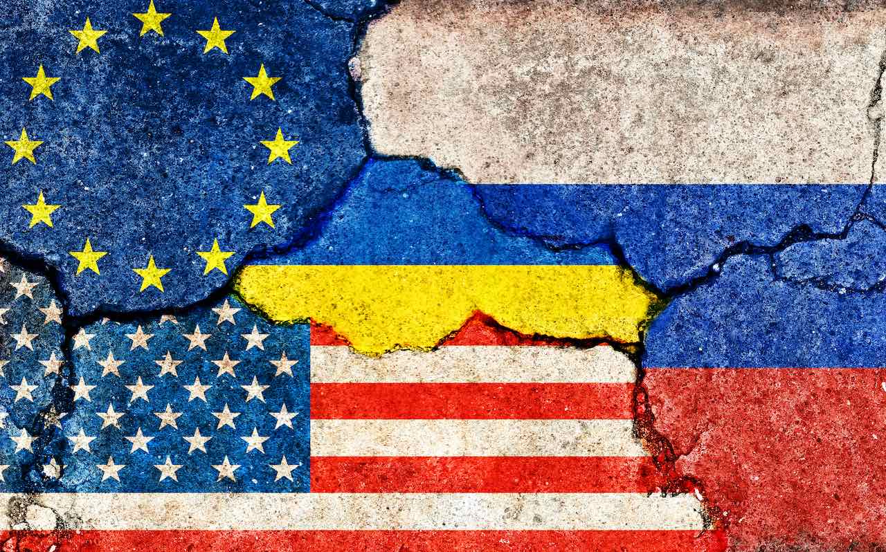 Flaggen von USA, Europa, Ukraine, Russland