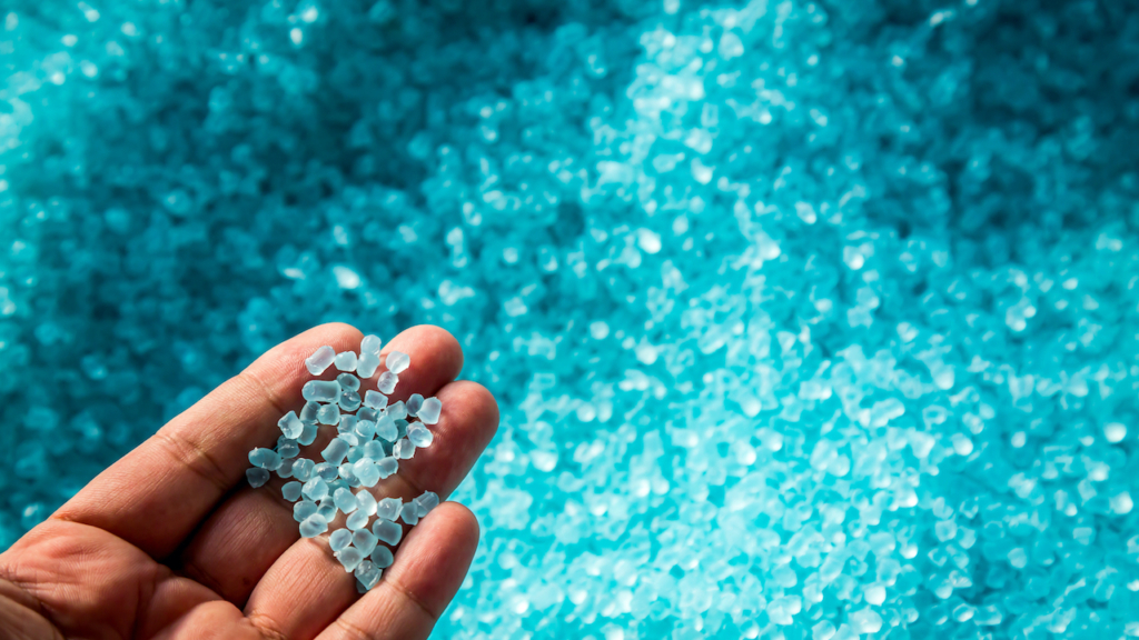 Hand mit Kunststoff-Granulat