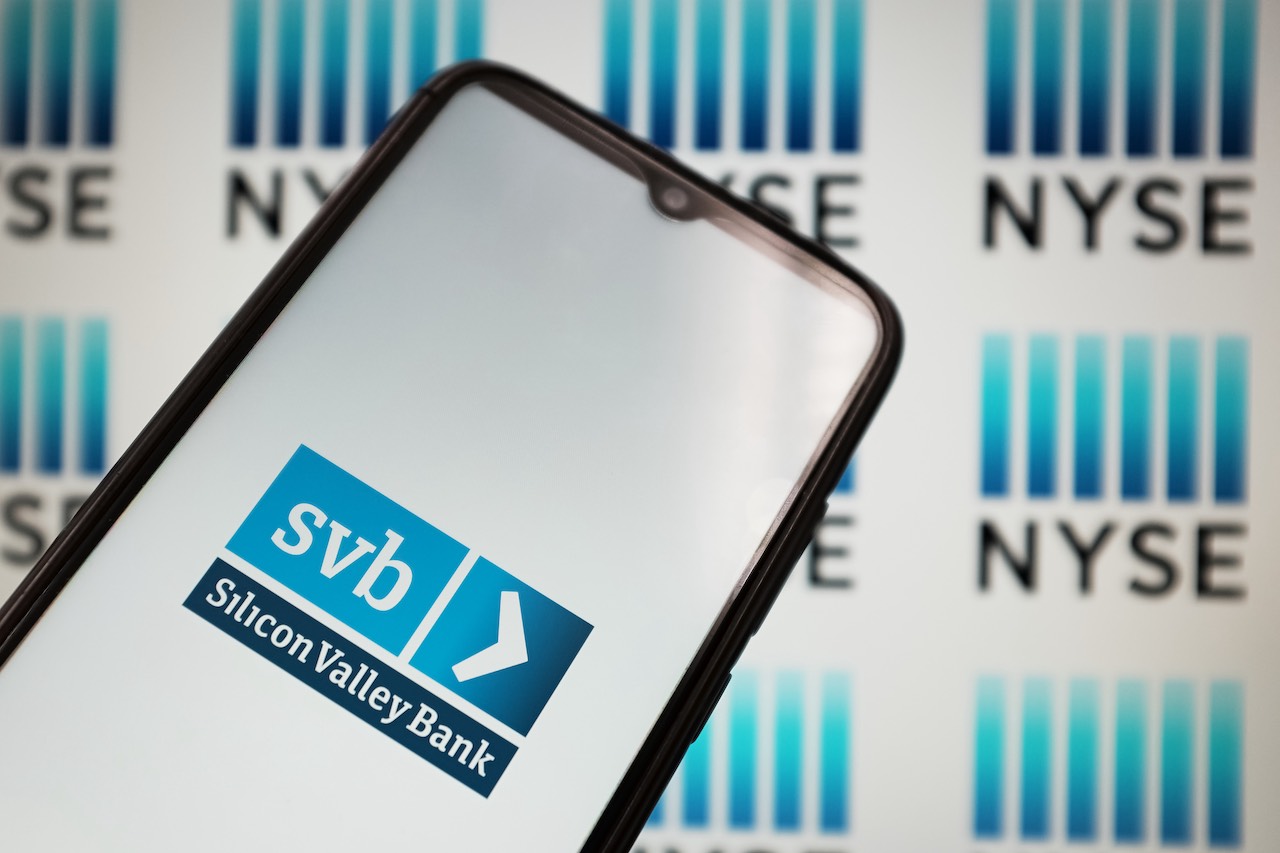 Logo der Silcon Valley Bank auf einem Smartphone