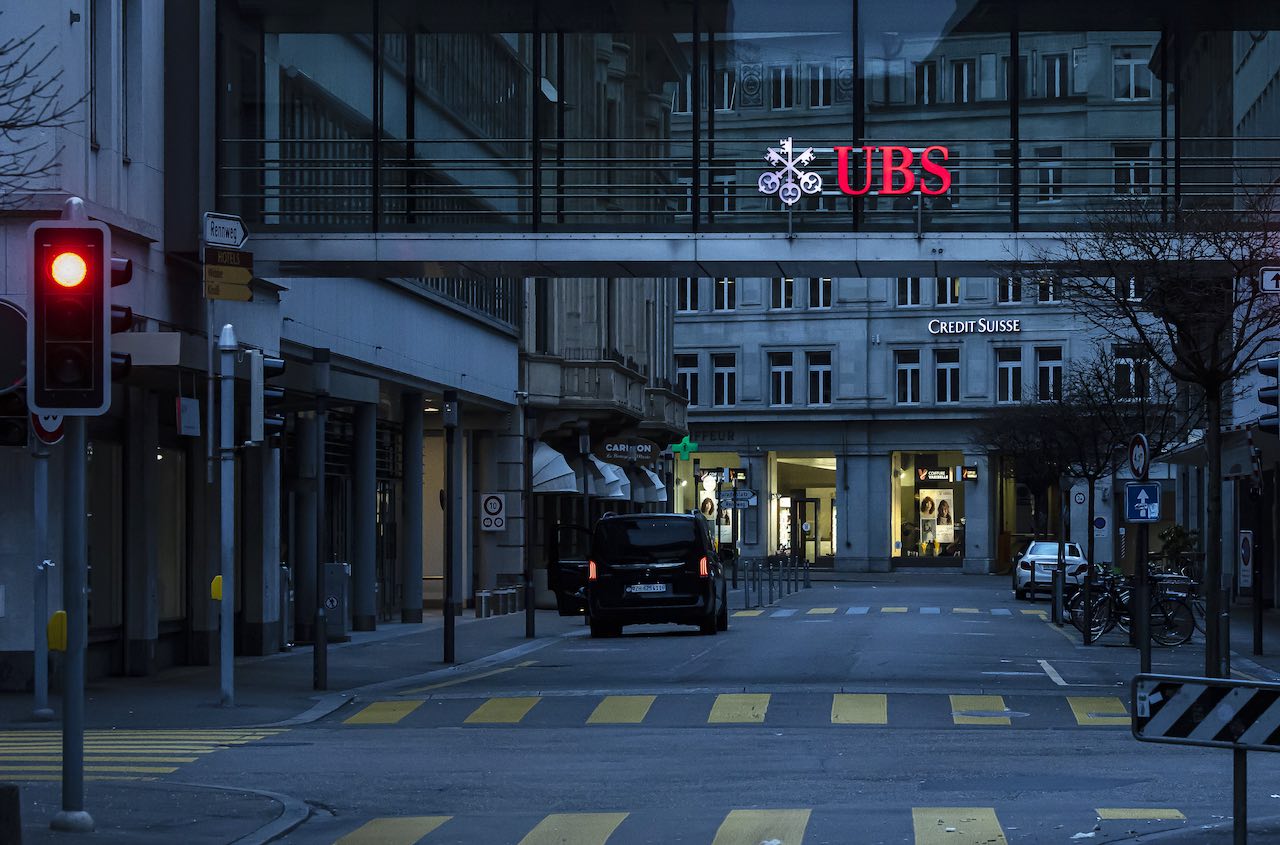 Logos von UBS und Credit Suisse an verschiedenen Gebäuden in Zürich