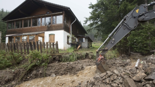 Sturmschäden durch Schlammlawinen, Geröll und Schlamm nach heftigen Regenfällen