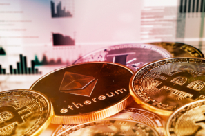 Muenzen mit den Aufschriften verschiedener Kryptowaehrungen
