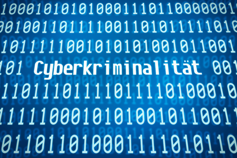 Binärcode mit dem Wort Cyberkriminalität