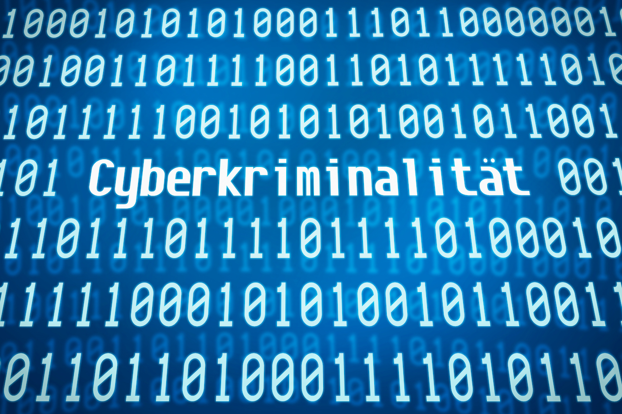 Binärcode mit dem Wort Cyberkriminalität