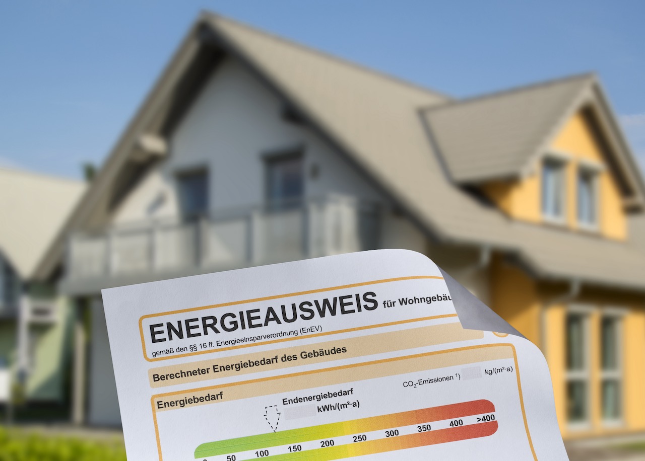 Energieausweis vor dem Hintergrund eines Einfamilienhauses