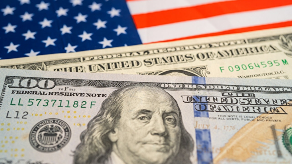 Dollar-Noten auf US-Flagge