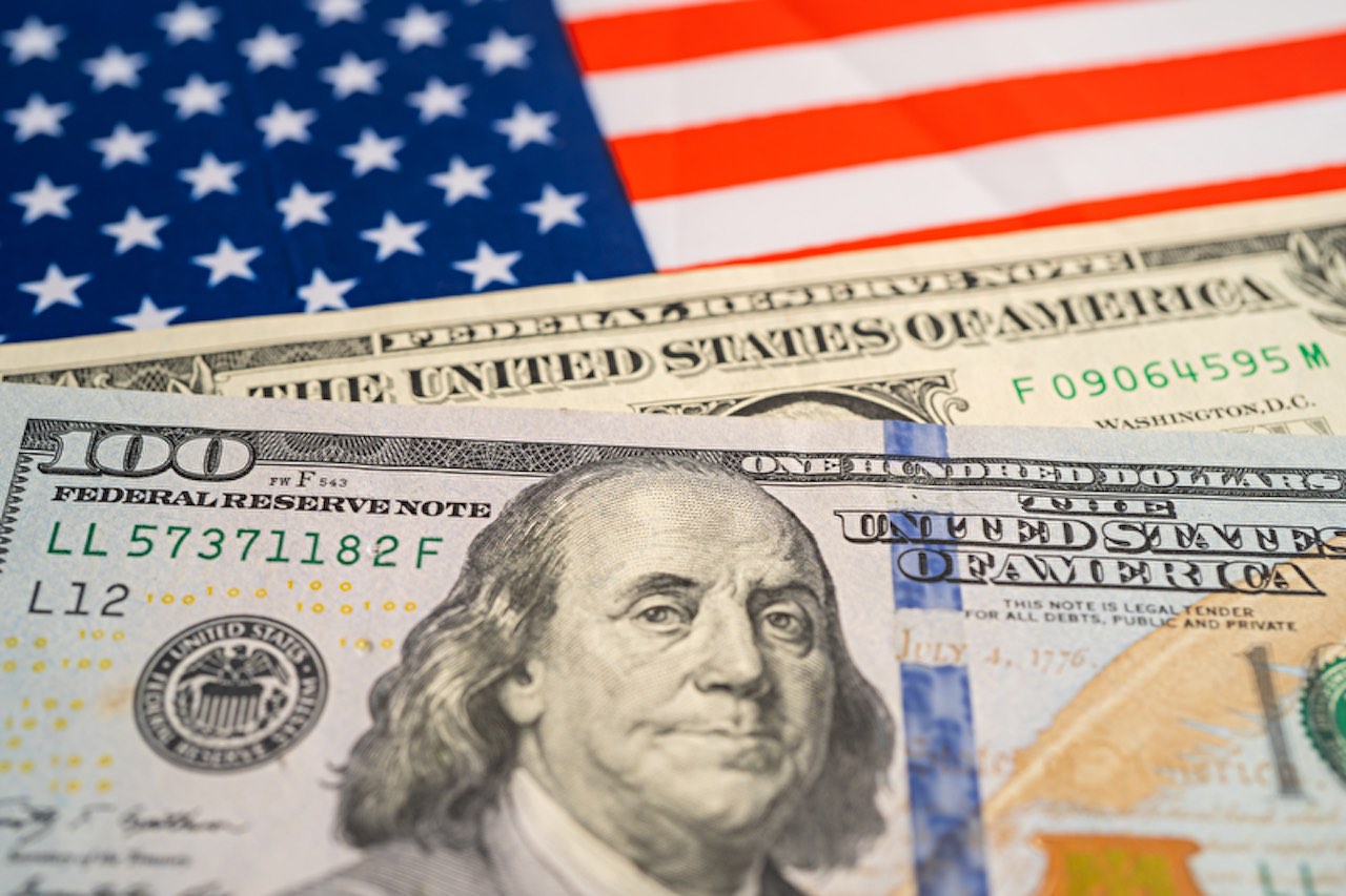 Dollar-Noten auf US-Flagge