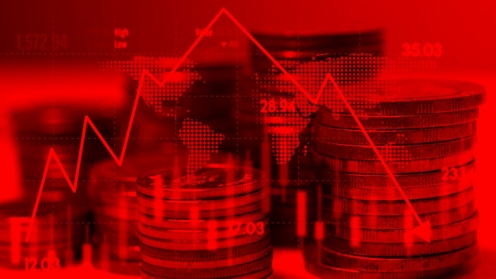 Aktienkurs vor Münzstapeln in rot gefärbtem Bild