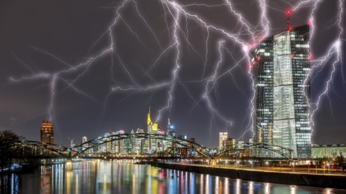 EZB bei Nach umhüllt von künstlichen Blitzen