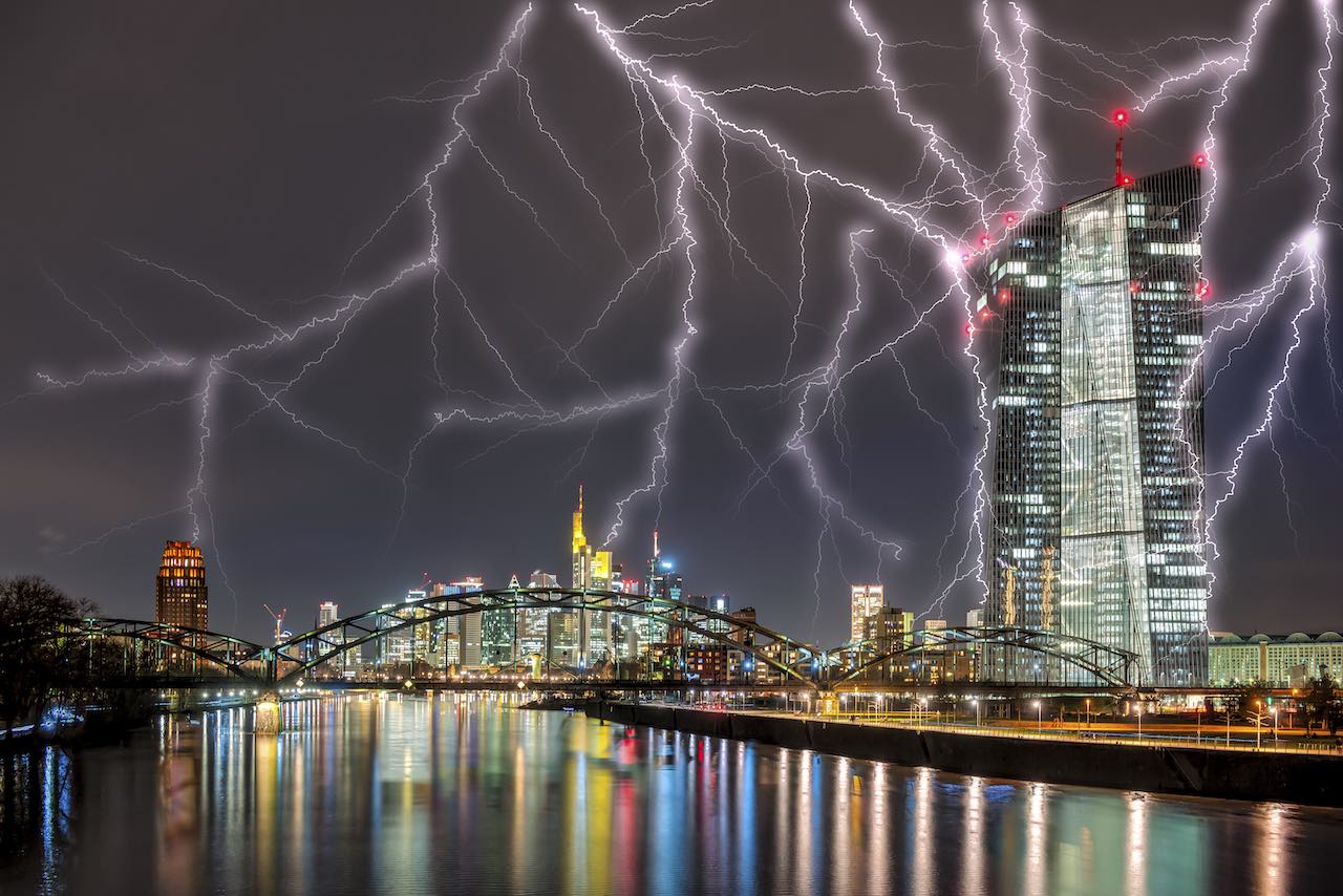 EZB bei Nach umhüllt von künstlichen Blitzen