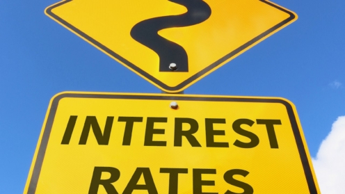 Verkehrsschild mit dem Schriftzug "interest rates" und einem Pfeil nach oben