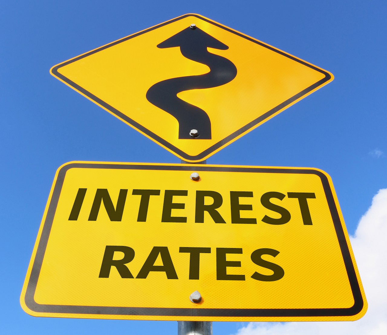 Verkehrsschild mit dem Schriftzug "interest rates" und einem Pfeil nach oben