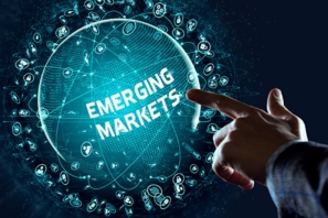 Finger, der auf einen Button drückt, der den Namen Emerging Markets trägt.