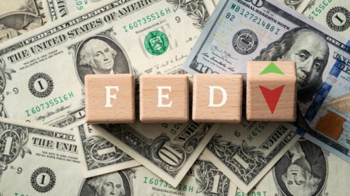 Würfel mit der Aufschrift FED auf Dollarscheinen