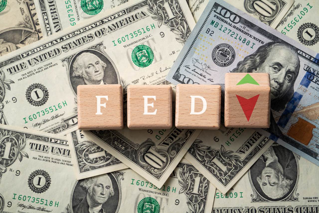 Würfel mit der Aufschrift FED auf Dollarscheinen
