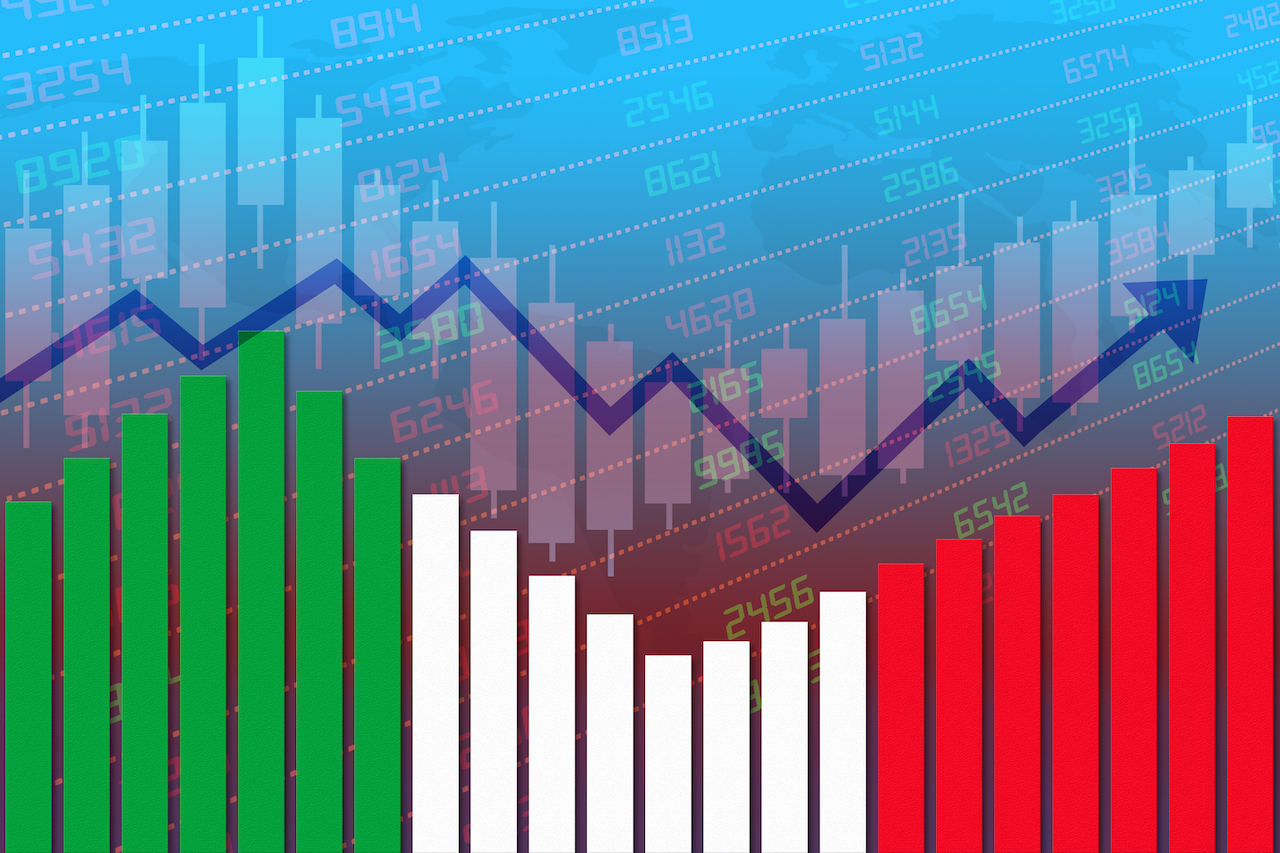 Bandiera dell'Italia su un grafico a barre della ripresa economica e del progresso aziendale dopo crisi come Covid-19 o altri disastri mentre l'economia e le imprese riaprono.