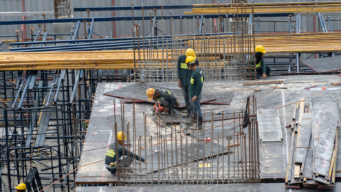 Luftaufnahme von fleißigen Industriearbeitern auf der Baustelle mit cr